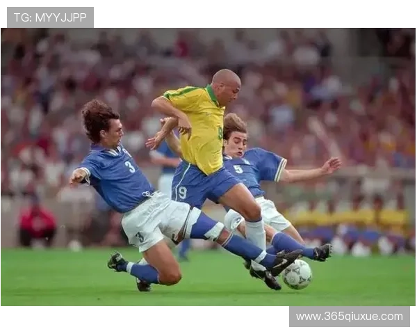 历代足球巨星风采回顾与精彩瞬间全景展示